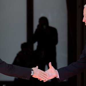 عدسات المصورين تلتقط اللحظة التي تصافح فيها الزعيمان