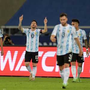 ميسي يتوسط لاعبي البرازيل