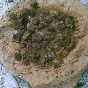 الثريد.. تتألف من لحم الخاروف الصافي الموضوع على الأرز