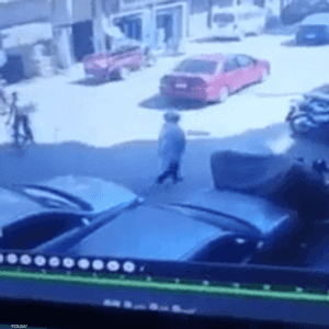 ارتطمت بمرآة سيارته دون قصد فدهسها وهرب