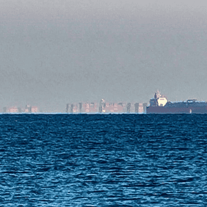 "المدينة العائمة" أثارت حيرة كل من كان على الشاطئ