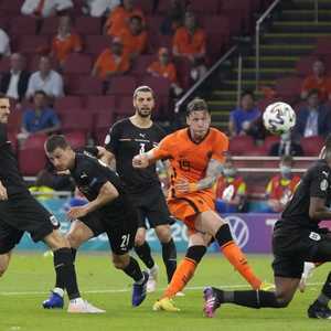 جانب من المباراة بين هولندا والنمسا.