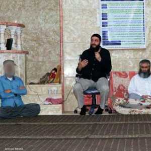 الجولاني مع عدد من الأكراد في لقاء عقد في سوريا