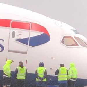 عناصر من الإنقاذ البريطاني أحاطوا مقدمة الطائرة