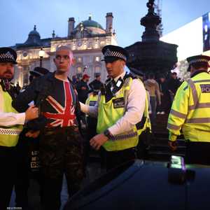 عناصر الشرطة البريطانية يعتقلون أحد مثيري الشغب في لندن