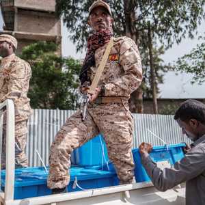 صناديق الاقتراع تنقل إلى مراكز التصويت