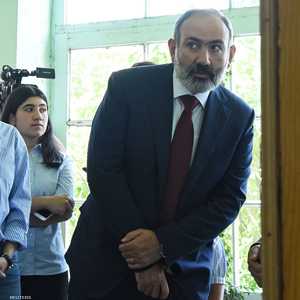 باشينيان أثناء إدلائه بصوته في أحد مراكز الاقتراع