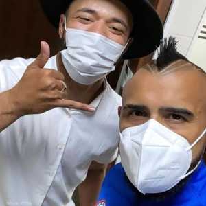 أرتورو فيدال في صورة مع مزين الشعر