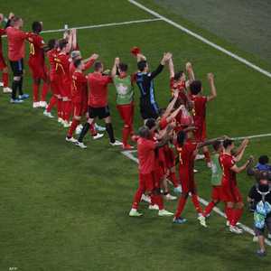 لاعبو بلجيكا يحيون الجماهير بعد الفوز.