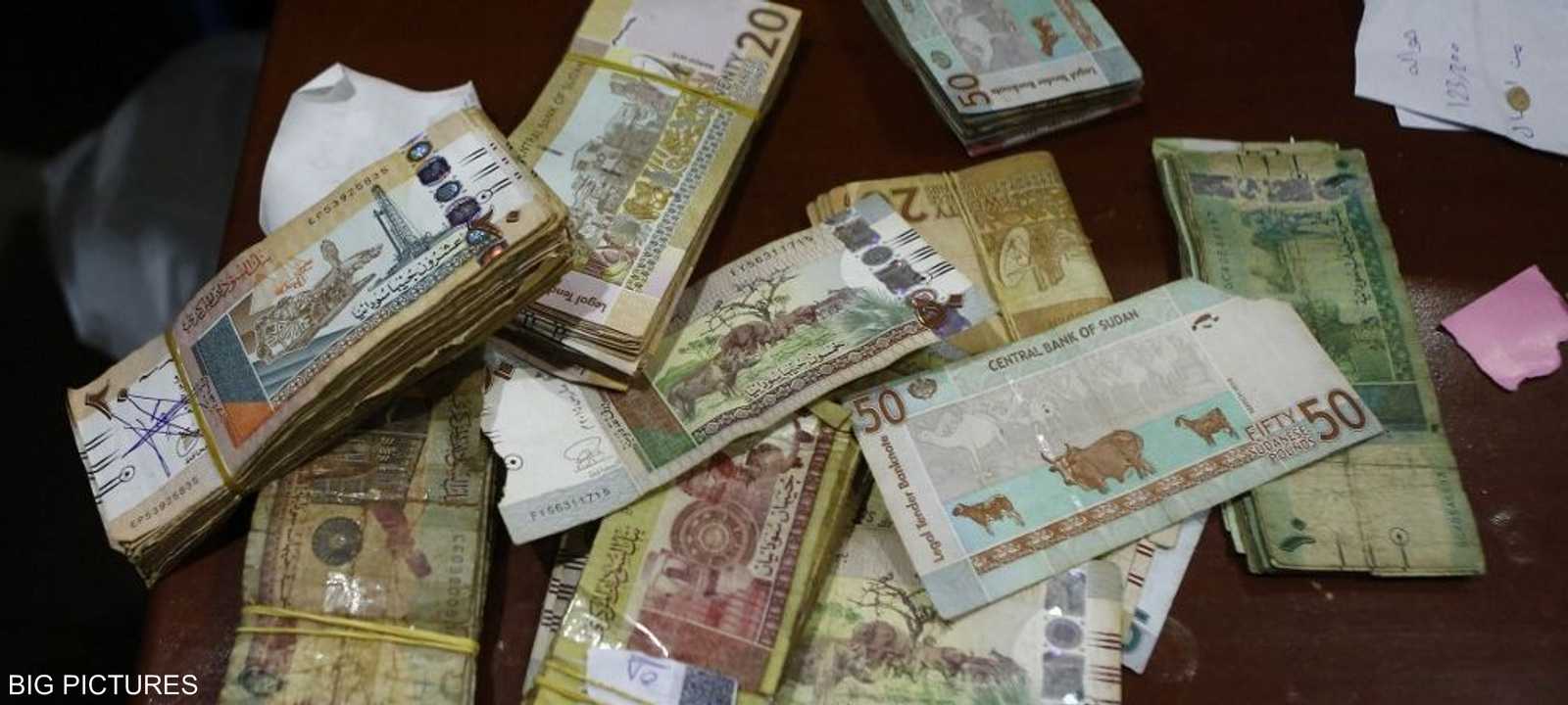 قيمة الجنيه السوداني انخفضت في الآونة الأخيرة بشكل كبير.
