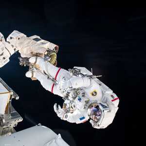 رواد الفضاء يؤدون مهمة بالغة الصعوبة