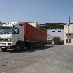 شاحنة مساعدات تدخل إلى إدلب عبر معبر باب الهوى.