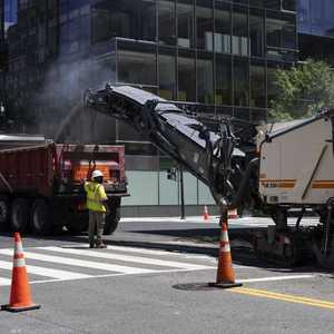 عمال يشتغلون بأحد الطرق في العاصمة واشنطن.