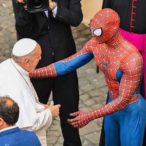 اللقاء بين البابا وسبايدرمان