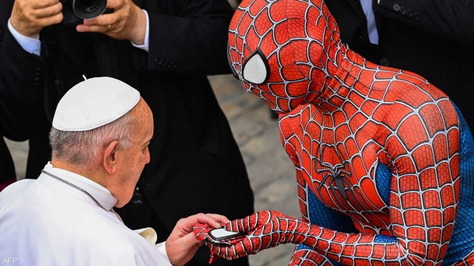 لقاء لطيف بين البابا وسبايدرمان