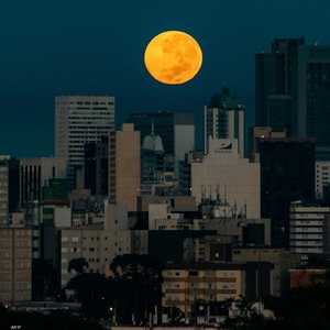 القمر العملاق يبدو بارزا من البرازيل في 2020