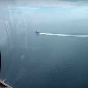 مقاتلة روسية تصور المدمرة البريطانية ديفندر في البحر الأسود