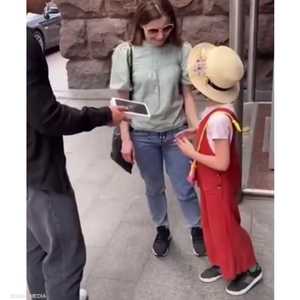 نجم التيك توك قدم للفتاة هاتفا كهدية