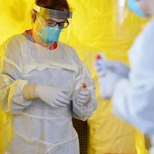 أرشيفية.. يسعى العلماء جاهدين لوقف متحورات كورونا