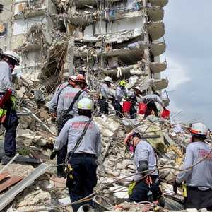 يواصل عمال الإنقاذ البحث عن ناجين تحت الأنقاض