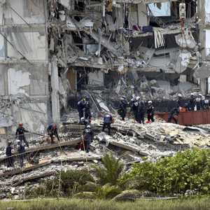 جانب من آثار المبنى المنهار.