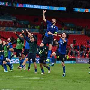 لاعبو إيطاليا يحتفلون بالفوز.