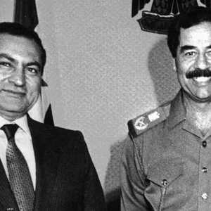 مبارك التقى صدام في آخر زيارة للعراق- أرشيفية