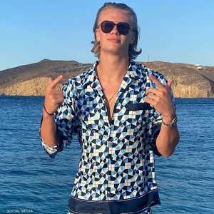 هالاند قضى إجازته في اليونان