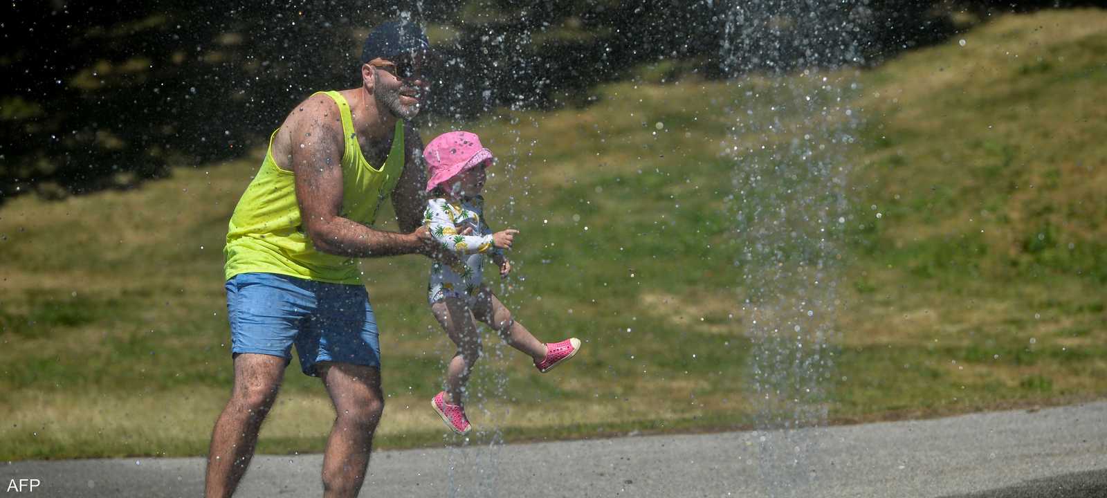 حرارة الجو دفعت السكان للجوء لرشاشات المياه
