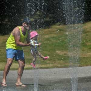 حرارة الجو دفعت السكان للجوء لرشاشات المياه