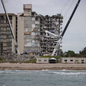 صورة للبرجين أو المبنى التوأم