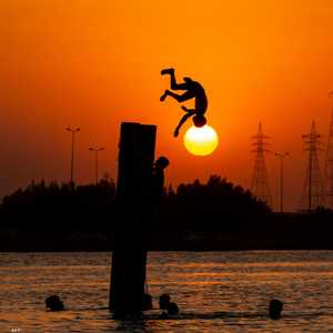 فتيان عراقيون يسبحون بشط العرب بسبب موجة الحرارة