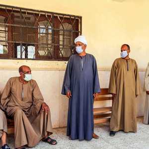 مواطنون في إحدى المناسبات ملتزمون بارتداء الكمامات