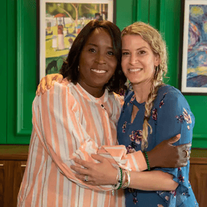 تيا ويمبوش (يسار) وسوزان إليس (يمين)