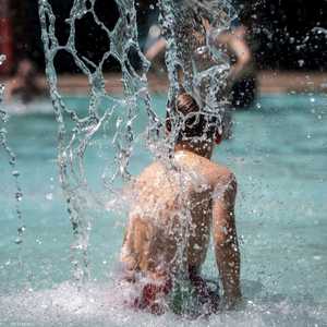 أحد الأطفال في بورتلاند يهرب من الحرارة في إحدى برك السباحة