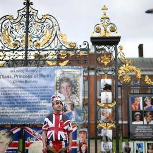 التمثال في قصر كينزنغتون