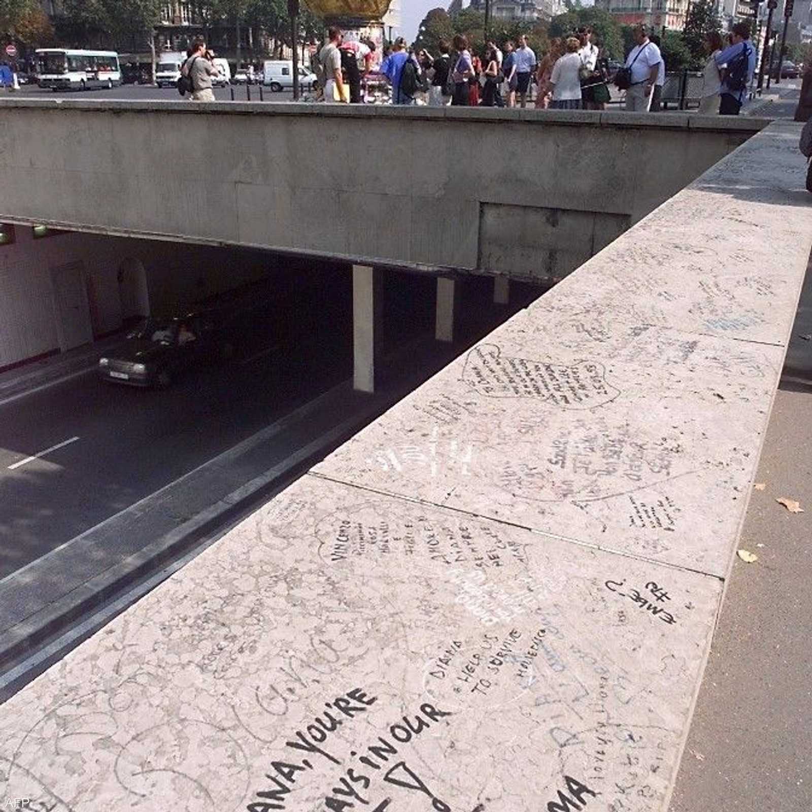 كان عمر وليام 15 عاما وهاري 12 عاما عندما توفيت ديانا بحادث سير في سيارة ليموزين كانت تقلها برفقة دودي الفايد، في نفق في باريس، خلال محاولتهما الهروب من مصورين.