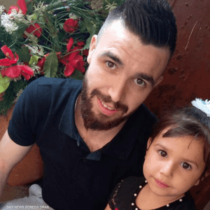 فاروق الحموي وطفلته ملكة المصابة بالربو