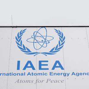 شعار الوكالة الدولية للطاقة الذرية
