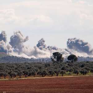 أعمدة الدخان تتصاعد إثر قصف على إدلب- أرشيف