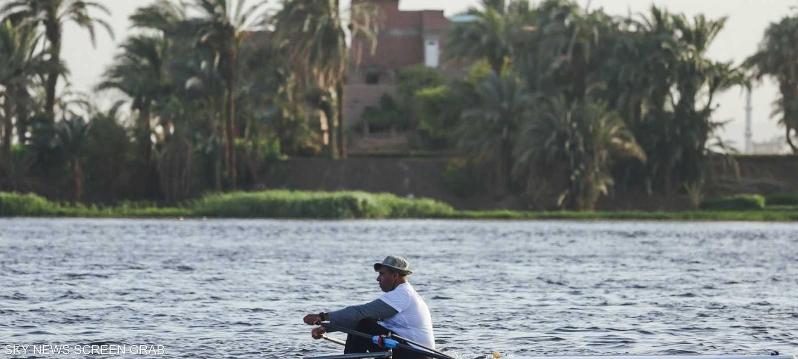 بطل مصري يجتاز أطول رحلة تجديف بنهر النيل