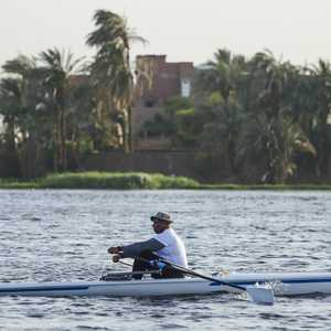 بطل مصري يجتاز أطول رحلة تجديف بنهر النيل