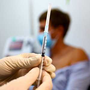 الإمارات تكثف من حملات التطعيم ضد فيروس كورونا المستجد