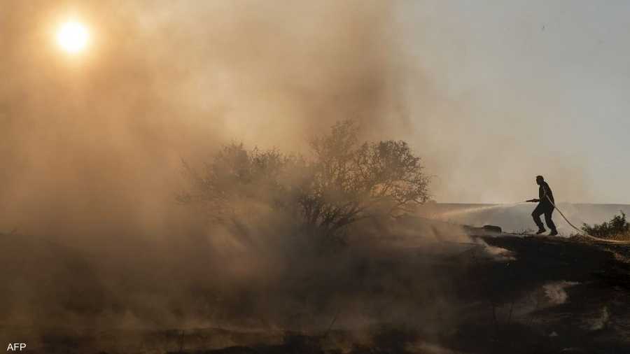 عناصر الإطفاء لا يزالون منتشرين بكثافة في محيط قرية أراكاباس للتعامل مع أي حرائق إضافية محتملة.