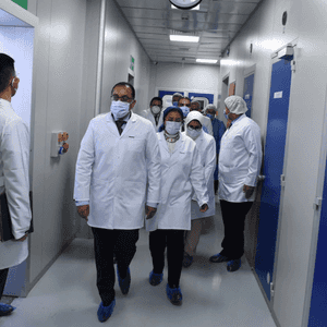 رئيس وزراء مصر يتفقد إنتاح لقاحات كورونا بمصنع "فاكسيرا"