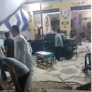 سيارة اقتحمت مقهى في مصر
