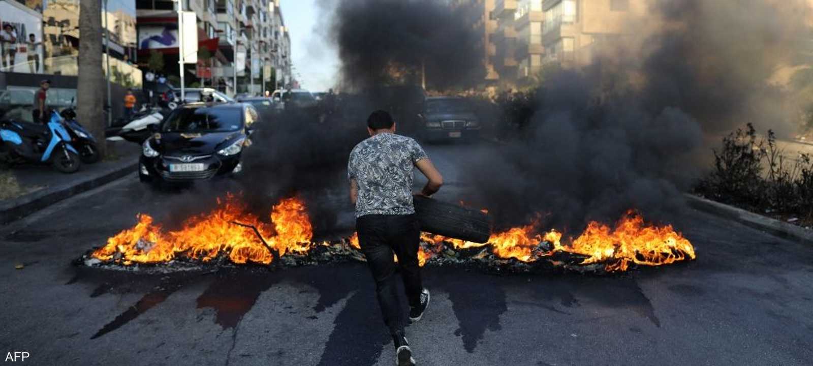 شاب لبناني يضرم النيران في الشارع احتجاجا على الأوضاع