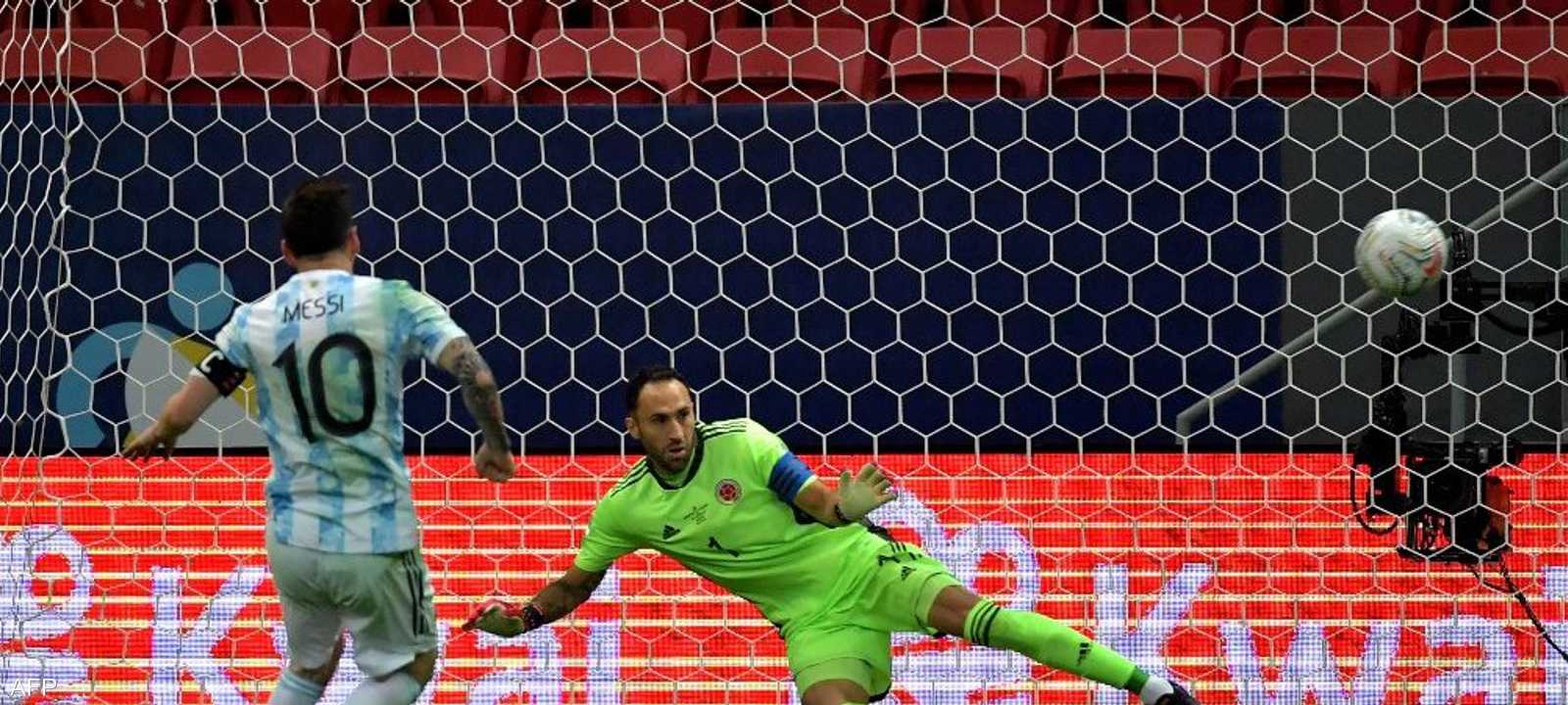 ميسي خلال تسديده ضربة الجزاء