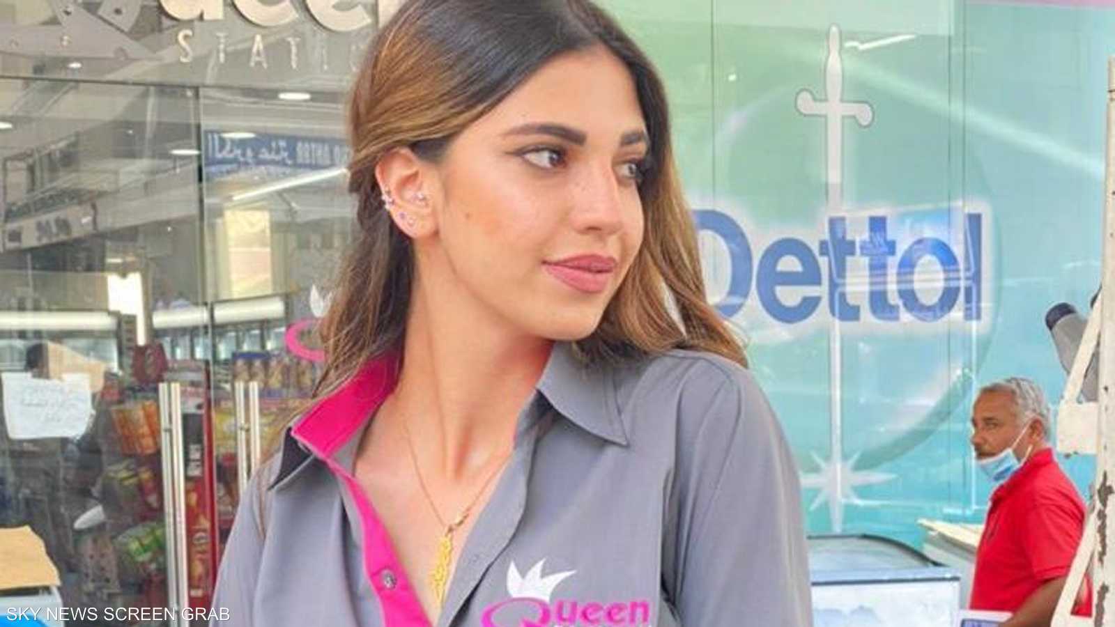 أماني بكامل أناقتها في محطة الوقود