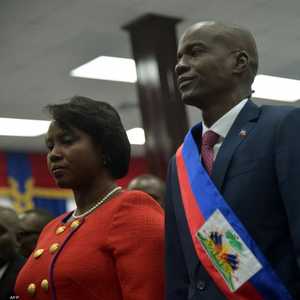 السيدة الأولى في هايتي تقف إلى جانب الرئيس